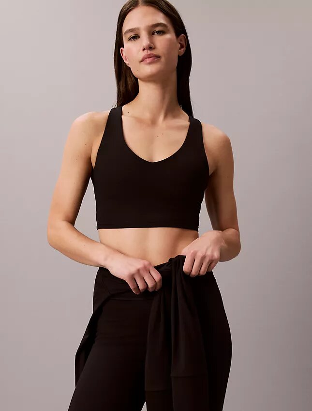Miękki sportowy top z biustonoszem o niskim stopniu wsparcia Miękki sportowy top z biustonoszem o niskim stopniu wsparcia