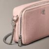 Minimalistyczna torba na aparat z monogramem Minimalistyczna torba na aparat z monogramem