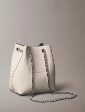 Minimalistyczna torba typu bucket z Monogramem