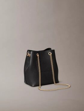 Minimalistyczna torba typu bucket z Monogramem
