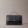 Minimalistyczna torebka crossbody z klapką i Monogramem