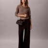 Minimalistyczna torebka crossbody z klapką i Monogramem