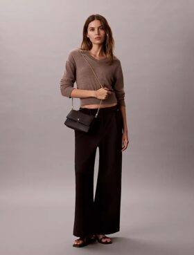 Minimalistyczna torebka crossbody z klapką i Monogramem