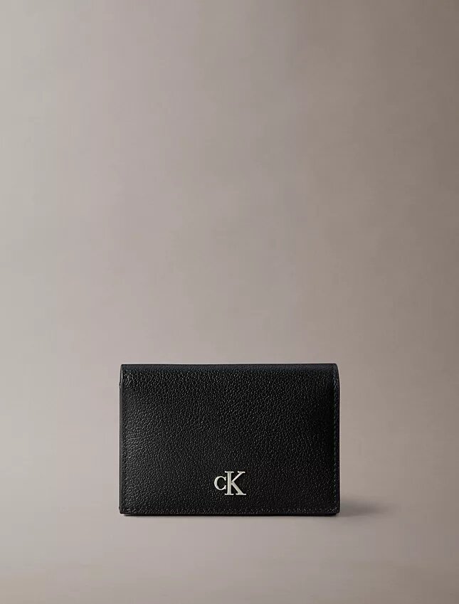 Minimalistyczny portfel z klapką z Monogramem Minimalistyczny portfel z klapką z Monogramem
