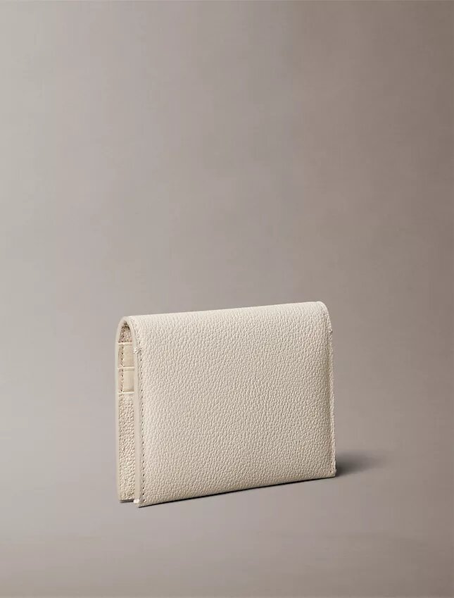 Minimalistyczny portfel z klapką z Monogramem Minimalistyczny portfel z klapką z Monogramem