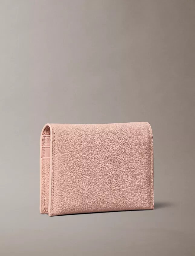 Minimalistyczny portfel z klapką z Monogramem Minimalistyczny portfel z klapką z Monogramem