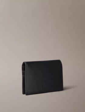 Minimalistyczny portfel z klapką z Monogramem
