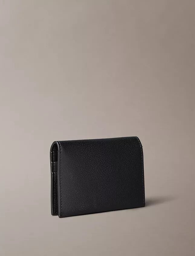 Minimalistyczny portfel z klapką z Monogramem Minimalistyczny portfel z klapką z Monogramem
