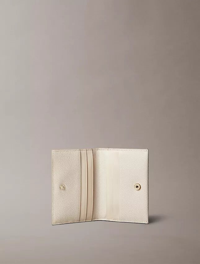 Minimalistyczny portfel z klapką z Monogramem Minimalistyczny portfel z klapką z Monogramem