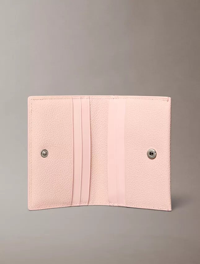 Minimalistyczny portfel z klapką z Monogramem Minimalistyczny portfel z klapką z Monogramem