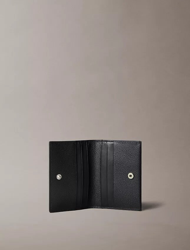 Minimalistyczny portfel z klapką z Monogramem Minimalistyczny portfel z klapką z Monogramem