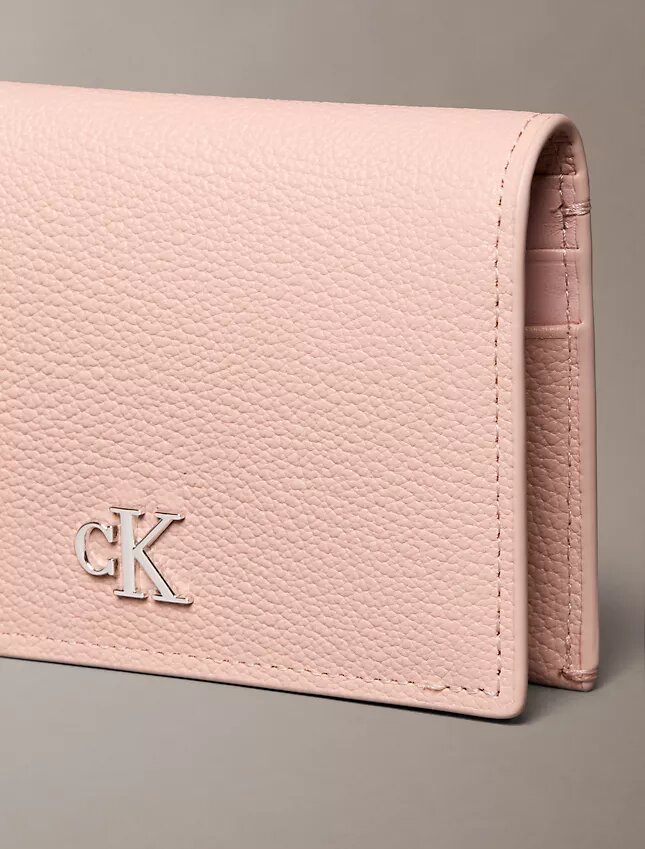 Minimalistyczny portfel z klapką z Monogramem Minimalistyczny portfel z klapką z Monogramem