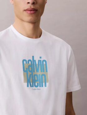 Nowoczesna koszulka z graficznym logo Calvin Klein