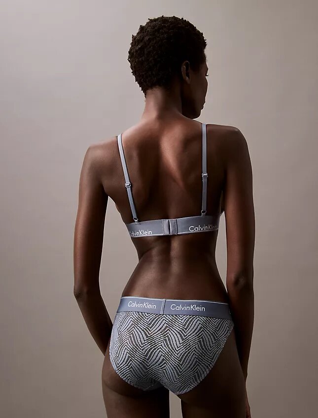 Nowoczesna, lekko wyściełana Bralette trójkątna z koronką Nowoczesna, lekko wyściełana Bralette trójkątna z koronką