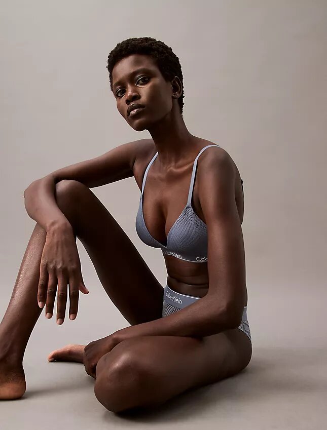 Nowoczesna, lekko wyściełana Bralette trójkątna z koronką Nowoczesna, lekko wyściełana Bralette trójkątna z koronką