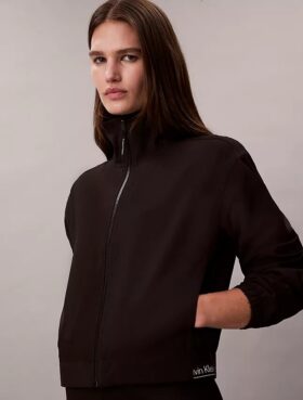 Nowoczesna sportowa kurtka wiatrówka Nowoczesna sportowa kurtka wiatrówka