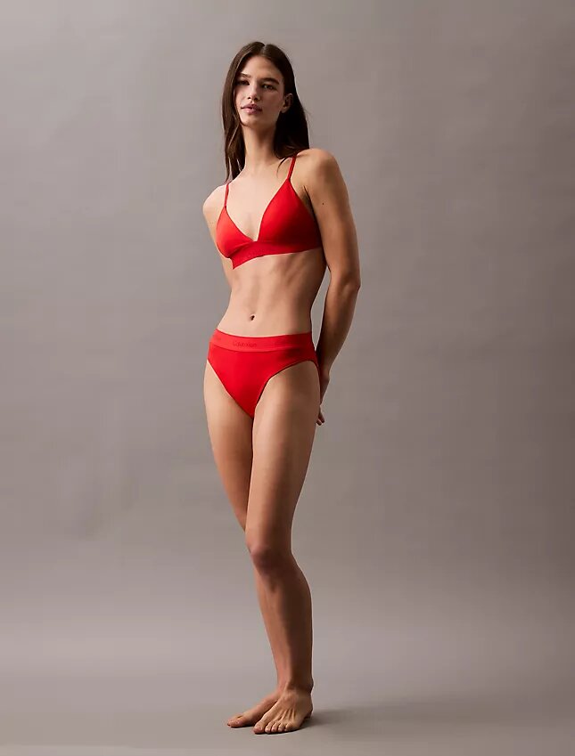 Nowoczesne Bikini z logo na dółach Nowoczesne Bikini z logo na dółach