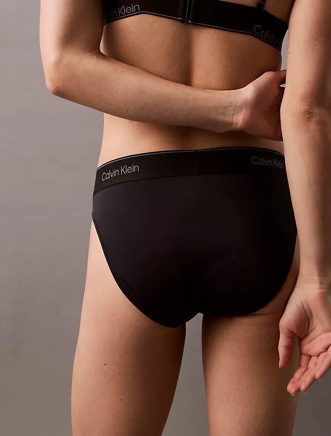 Nowoczesne Bikini z logo na dółach Nowoczesne Bikini z logo na dółach