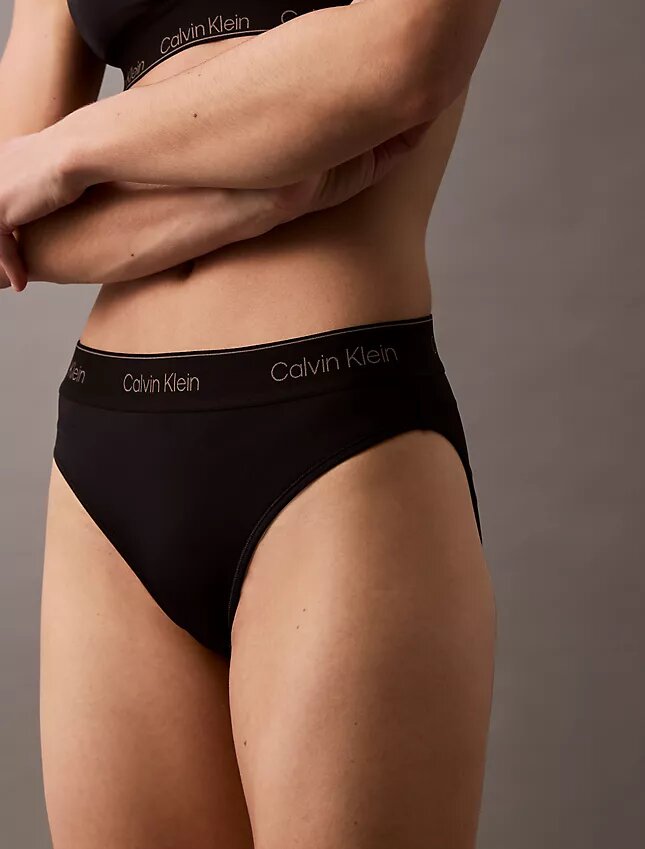 Nowoczesne Bikini z logo na dółach Nowoczesne Bikini z logo na dółach
