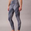Nowoczesne legginsy z nadrukiem sportowym, z wysokim stanem i długością 7/8 Nowoczesne legginsy z nadrukiem sportowym, z wysokim stanem i długością 7/8