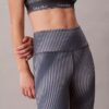 Nowoczesne legginsy z nadrukiem sportowym, z wysokim stanem i długością 7/8 Nowoczesne legginsy z nadrukiem sportowym, z wysokim stanem i długością 7/8