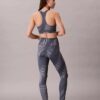 Nowoczesne legginsy z nadrukiem sportowym, z wysokim stanem i długością 7/8 Nowoczesne legginsy z nadrukiem sportowym, z wysokim stanem i długością 7/8