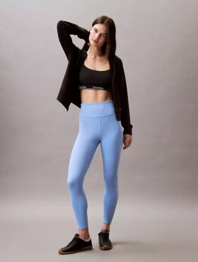 Nowoczesne sportowe legginsy z wysokim stanem i długością 7/8 Nowoczesne sportowe legginsy z wysokim stanem i długością 7/8