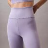 Nowoczesne sportowe legginsy z wysokim stanem i długością 7/8 Nowoczesne sportowe legginsy z wysokim stanem i długością 7/8