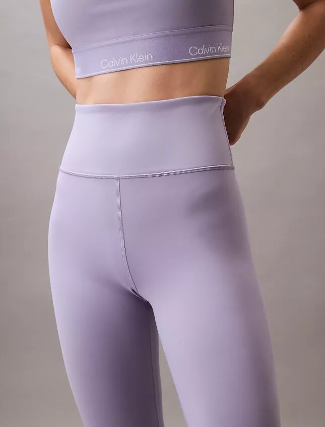 Nowoczesne sportowe legginsy z wysokim stanem i długością 7/8 Nowoczesne sportowe legginsy z wysokim stanem i długością 7/8