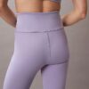Nowoczesne sportowe legginsy z wysokim stanem i długością 7/8 Nowoczesne sportowe legginsy z wysokim stanem i długością 7/8