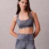 Nowoczesny sportowy biustonosz z nadrukiem i tyłem typu racerback, zapewniający średnie wsparcie Nowoczesny sportowy biustonosz z nadrukiem i tyłem typu racerback, zapewniający średnie wsparcie