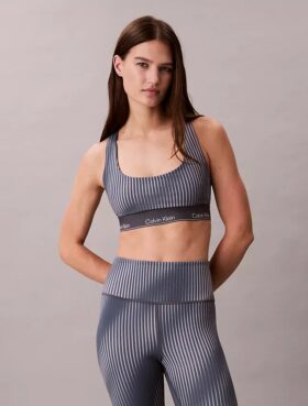 Nowoczesny sportowy biustonosz z nadrukiem i tyłem typu racerback, zapewniający średnie wsparcie Nowoczesny sportowy biustonosz z nadrukiem i tyłem typu racerback, zapewniający średnie wsparcie