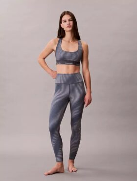 Nowoczesny sportowy biustonosz z nadrukiem i tyłem typu racerback, zapewniający średnie wsparcie Nowoczesny sportowy biustonosz z nadrukiem i tyłem typu racerback, zapewniający średnie wsparcie