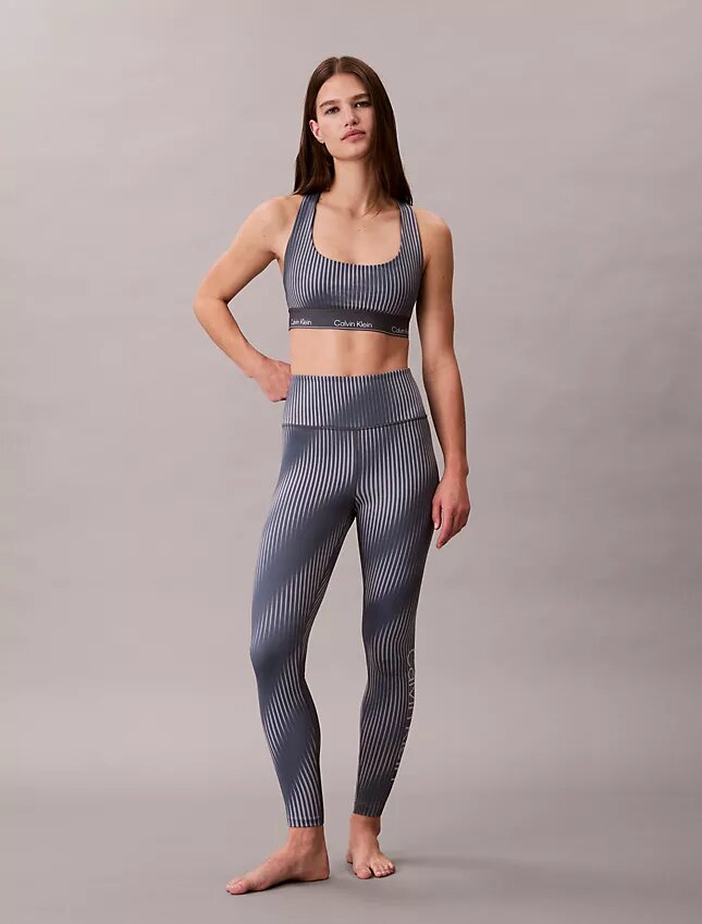 Nowoczesny sportowy biustonosz z nadrukiem i tyłem typu racerback, zapewniający średnie wsparcie Nowoczesny sportowy biustonosz z nadrukiem i tyłem typu racerback, zapewniający średnie wsparcie