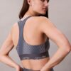 Nowoczesny sportowy biustonosz z nadrukiem i tyłem typu racerback, zapewniający średnie wsparcie Nowoczesny sportowy biustonosz z nadrukiem i tyłem typu racerback, zapewniający średnie wsparcie