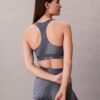 Nowoczesny sportowy biustonosz z nadrukiem i tyłem typu racerback, zapewniający średnie wsparcie Nowoczesny sportowy biustonosz z nadrukiem i tyłem typu racerback, zapewniający średnie wsparcie