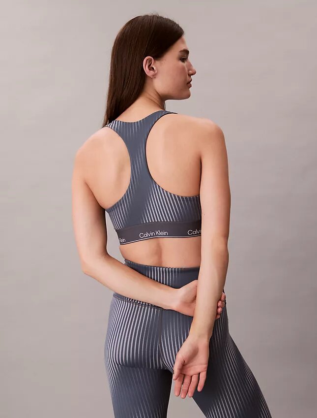 Nowoczesny sportowy biustonosz z nadrukiem i tyłem typu racerback, zapewniający średnie wsparcie Nowoczesny sportowy biustonosz z nadrukiem i tyłem typu racerback, zapewniający średnie wsparcie