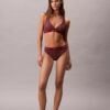 Nowoczesny top bikini z trójkątnymi miseczkami i logo na plecach Nowoczesny top bikini z trójkątnymi miseczkami i logo na plecach