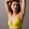Nowoczesny trójkątny top bikini z logo Nowoczesny trójkątny top bikini z logo