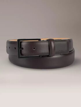 Pasek z wytłoczonym logo i klamrą typu harness Pasek z wytłoczonym logo i klamrą typu harness
