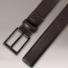 Pasek z wytłoczonym logo i klamrą typu harness Pasek z wytłoczonym logo i klamrą typu harness
