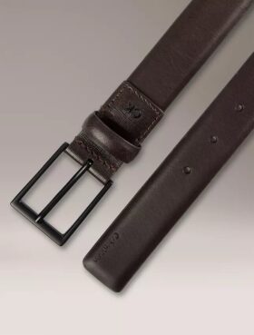 Pasek z wytłoczonym logo i klamrą typu harness Pasek z wytłoczonym logo i klamrą typu harness