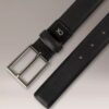 Pasek z wytłoczonym logo i klamrą typu harness Pasek z wytłoczonym logo i klamrą typu harness