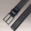 Pasek z wytłoczonym logo i klamrą typu harness Pasek z wytłoczonym logo i klamrą typu harness