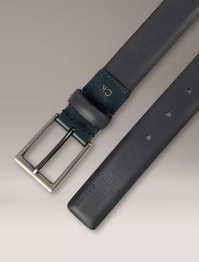 Pasek z wytłoczonym logo i klamrą typu harness Pasek z wytłoczonym logo i klamrą typu harness