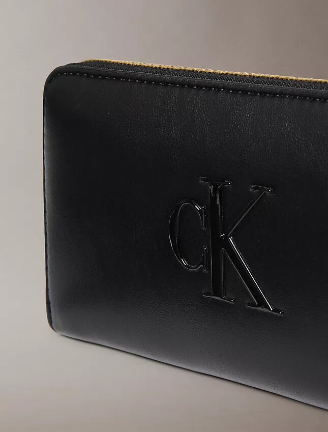 Portfel z zamkiem błyskawicznym i wyrazistym Monogramem Portfel z zamkiem błyskawicznym i wyrazistym Monogramem