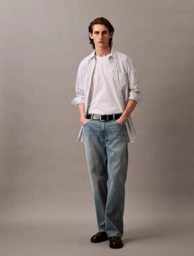 Proste jeansy w stylu lat 90. Proste jeansy w stylu lat 90.