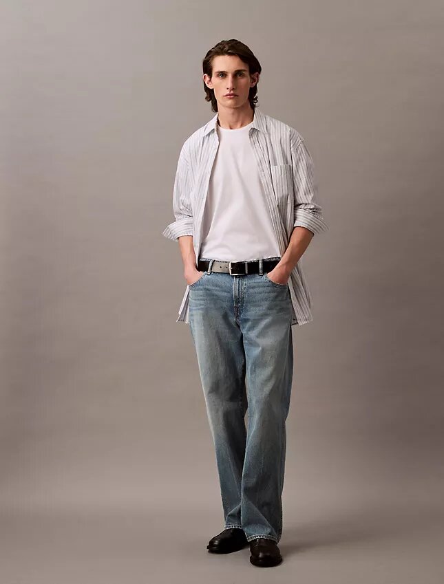 Proste jeansy w stylu lat 90. Proste jeansy w stylu lat 90.