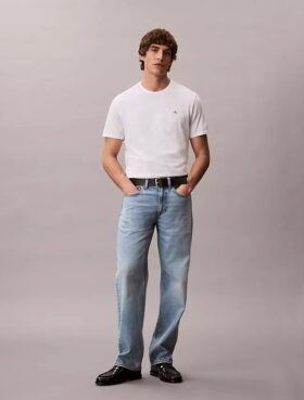Proste jeansy w stylu lat 90. Proste jeansy w stylu lat 90.