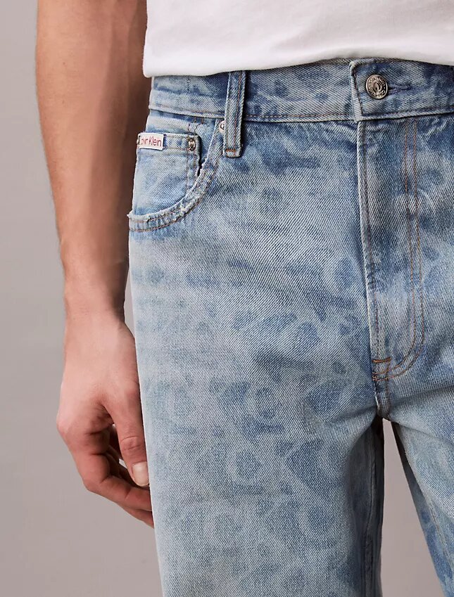 Proste jeansy w stylu lat 90. Proste jeansy w stylu lat 90.